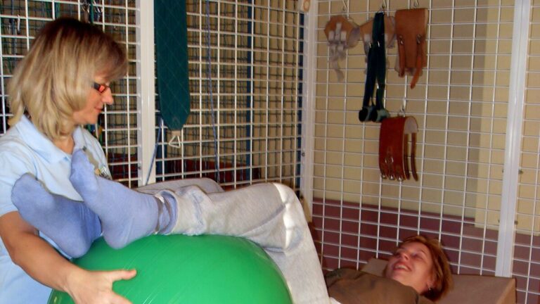 Zabieg fizykoterapeutyczny w gabinecie rehabilitacji